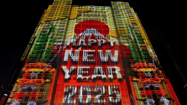 プロジェクションマッピングで富士山や初日の出、門松の絵と共に「Happy New Year 2025」と描かれた東京都庁