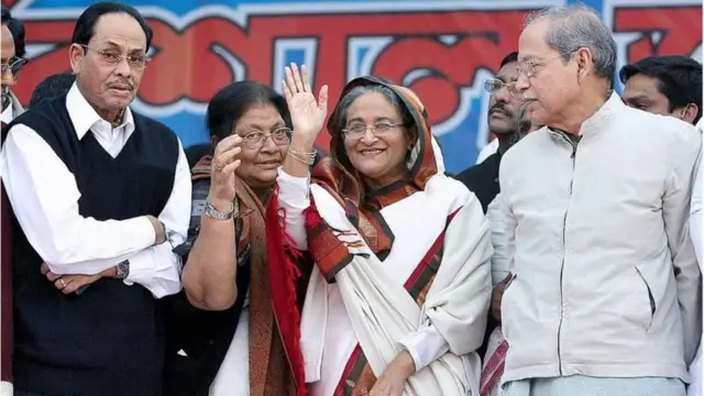 দশই জানুয়ারি ২০০৭ সালে ঢাকায় এক র্যালিতে শেখ হাসিনা, এইচএম এরশাদ ও বদরুদ্দোজা চৌধুরী।