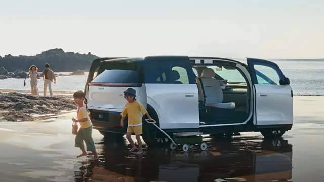 خانواده‌ای در ساحل در کنار یک دستگاه زیکر میکس