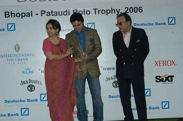 سیف علی خان اپنی والدہ شرمیلا ٹیگور اور اپنے والد نواب منصور علی خان پٹودی کے ساتھ