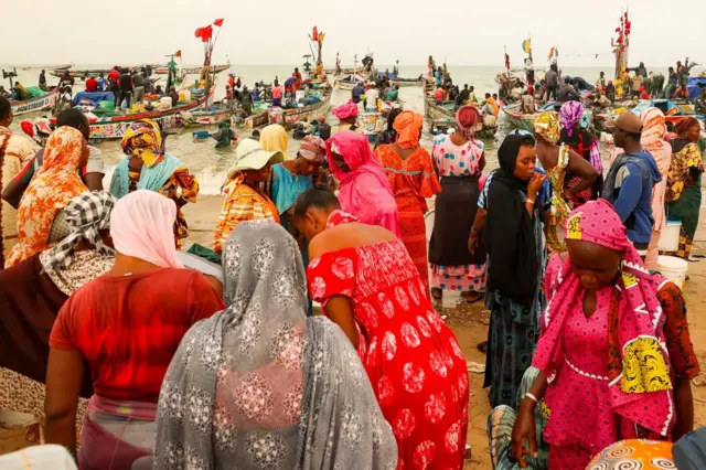 Des pêcheurs sénégalais vendent leur poisson sur la côte de Mbour qui abrite de nombreuses espèces de poissons à Dakar.