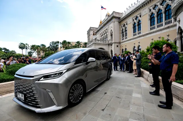 ขบวนรถนายกฯ คนที่ 30 เคลื่อนออกจากทำเนียบฯ