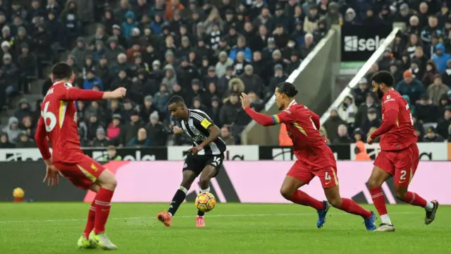 ایزاک فصل گذشته با ۲۷ گل بهترین گلزن نیوکاسل بود