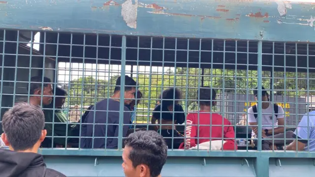 Beberapa orang warga ditangkap aparat saat terjadi bentrok di Jembatan 4, Kota Batam.