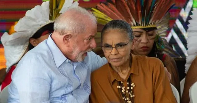 Foto mostrando o presidente Lula e a ministra Marina Silva com Lula falando ao ouvido de Marina Silva