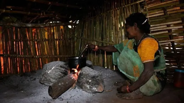 लक्ष्मी बताती हैं कि उन्हें कुछ समय से देखने में दिक्कत होती है 