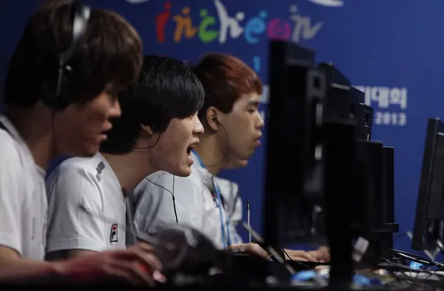 Видео оюн ойноп отургандар