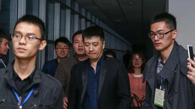 Trương Tuyết Phong (ở giữa) đến dự buổi thuyết trình tại Đại học Công nghệ Hà Nam ở Trịnh Châu