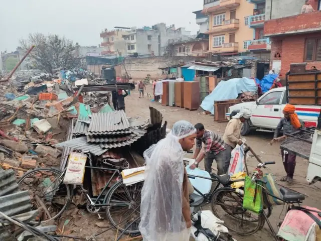 सुकुम्बासी बस्तीबाट सामान सार्दै स्थानीयवासी