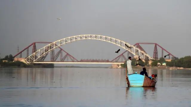 সিন্ধু যখন পাকিস্তানের সিন্ধ প্রদেশের ভেতর প্রবাহিত হচ্ছে