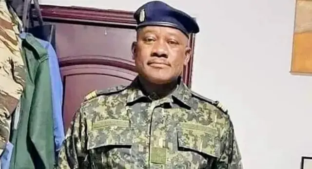 Le colonel Pépé Célestin Bilivogui en treillis. 