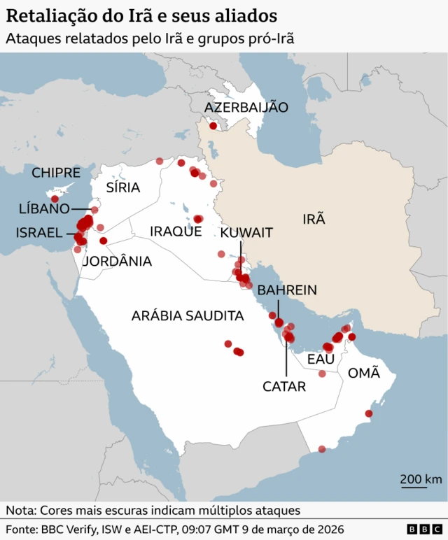 Um mapa destacando o Irã em branco. Os países que foram alvo de ataques do Irã estão identificados: Israel, Chipre, Líbano, Iraque, Kuwait, Jordânia, Bahrein, Catar, Emirados Árabes Unidos, Omã, Arábia Saudita e Azerbaijão. Os países vizinhos estão em cinza.