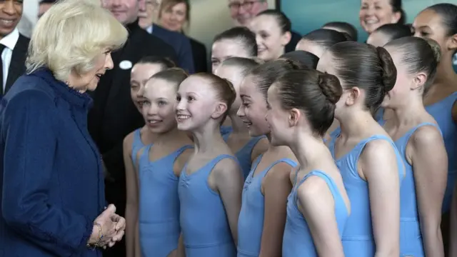 Camilla meet ballet school pupils