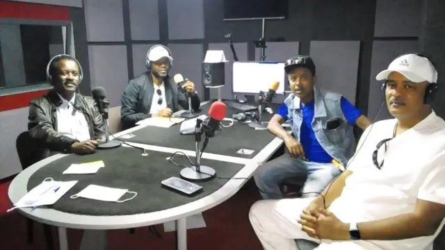 ጋዜጠኛ አብዱልሰመድ ከሌሎች ጋዜጠኞች ጋር ስቱዲዮ ውስጥ