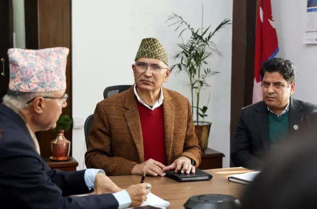 अर्थमन्त्री र उद्योगमन्त्रीका साथमा आयोगका अध्यक्ष रामेश्वर खनाल 