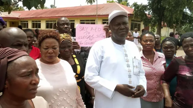 Tope Omolayo pẹlu awọn oṣiṣẹ NULGE lasiko iwọde wọn 