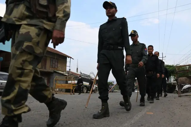 নিরাপত্তা বাহিনীর সদস্যরা রাস্তা দিয়ে মার্চ করছেন - ফাইল ছবি