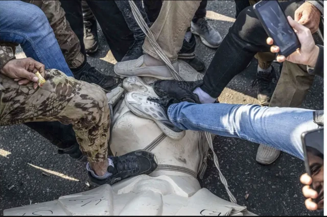 Bashaar al-Asad oo ah wiil uu dhalay madaxweynihii hore ee dalkaasi Xafiz Al-asad ayaa bishii December ka qaxay dalka Suuriya kadib 24 sano oo uu xukunka hayay.
