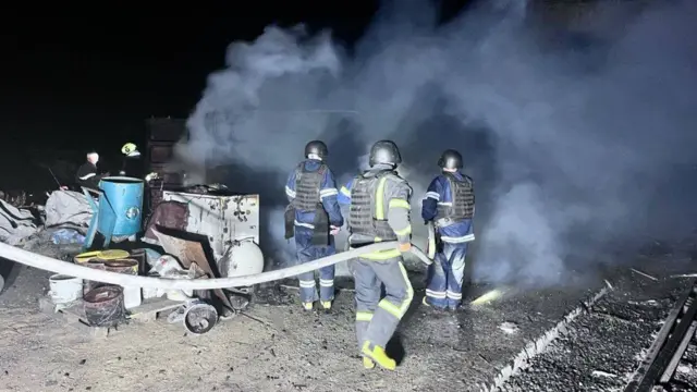рятувальники гасять пожежу