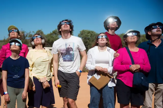 Pessoas olhando eclipse