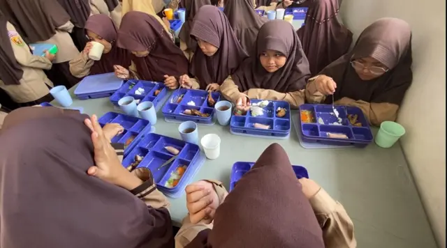 Yayasan Al Muttaqin menyediakan makan siang bagi muridnya sejak 29 tahun lalu, saat SD Al Muttaqin berdiri pada 1996. Kebutuhan ini muncul lantaran murid bersekolah sepanjang hari sehingga memerlukan makan siang.