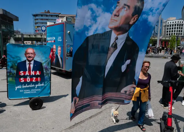 پوستر قلیچدار اوغلو در کنار تصویری بزرگ از کمال آتاتورک بنیانگذار ترکیه نوین