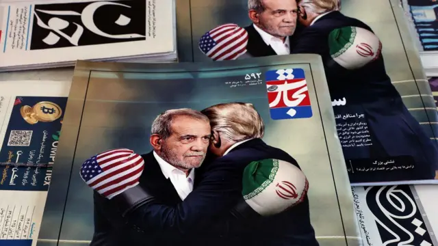 تصویرسازی روی جلد هفتهنامه تجارت فردا که پزشکیان و ترامپ را در آغوش هم نشان میدهد و هر کدام یک دستکش بوکس با پرچم کشورشان به دست دارند