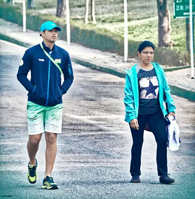 प्रशिक्षक दीपाली यांच्यासह स्वप्नील.