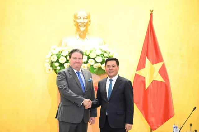 Đại sứ Mỹ tại Việt Nam Marc Knapper và Bộ trưởng Công thương Nguyễn Hồng Diên