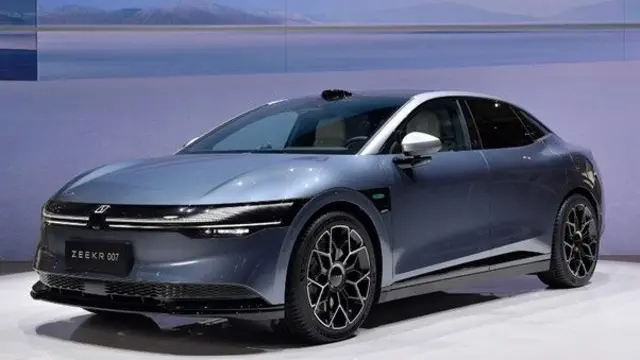 زیکر 007 در جلوی ماشین یک نمایشگر ۹۰ اینچی دارد