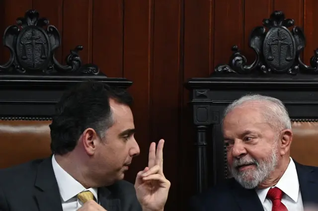 Rodrigo Pacheco conversando com o presidente Lula