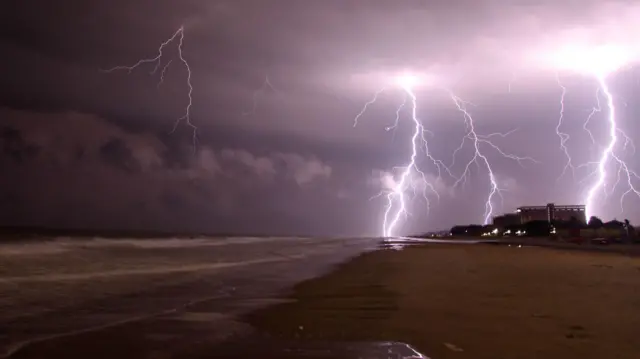 বজ্রপাতের সময় খোলা মাঠ, জলাশয় বা উঁচু গাছের নিচে আশ্রয় নেওয়া বিপজ্জনক। 