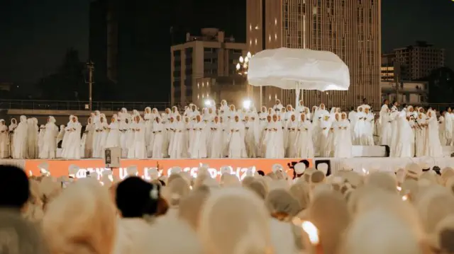 መድረክ ላይ ዝማሬ የሚያቀርቡ ሴቶች 