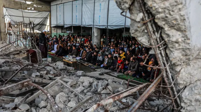 فلسطينيون يؤدون في خان يونس في جنوب قطاع غزة صلاة عيد الفطر