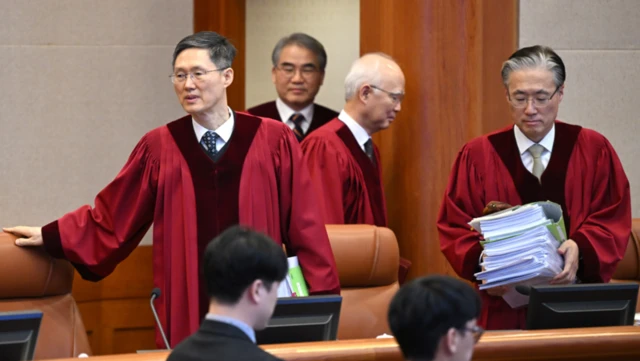 헌법재판소 재판관들이 지난 2월 25일 윤석열 대통령 탄핵심판 최종 심리를 위해 법정에 들어서고 있다