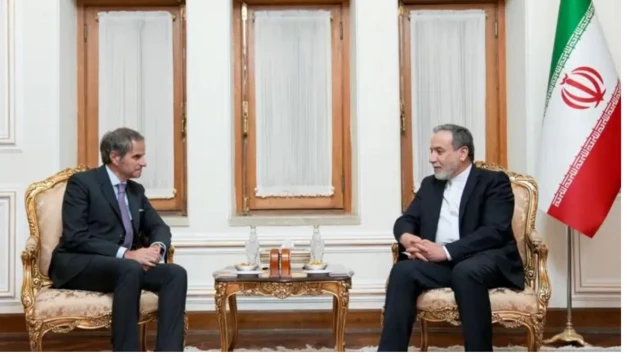 د ایران بهرنیو چارو وزیر (ښي لاس ته) د اتومي انرژۍ نړیوال اژانس له عمومي مدیر سره لیدنه 'ګټوره' بللې.