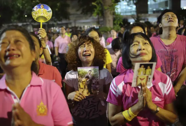 Người dân than khóc