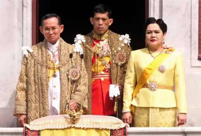 Thái tử Maha Vajiralongkorn đứng giữa cha mẹ
