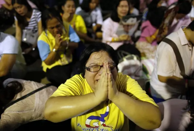 Người dân khóc than
