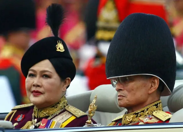 Bức hình này được chụp hôm 2/12/2006, lúc Quốc vương King Bhumibol Adulyadej (phải) theo dõi duyệt lính danh dự cùng Hoàng hậu Sirikit, một phần trong các hoạt động kỷ niệm lần sinh nhật thứ 79 của Ngài tại Royal Plaza ở Bangkok.