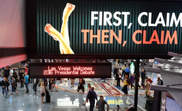 Bảng hiệu tại sân bay McCarran, Las Vegas, Nevada chào đón cuộc tranh luận.