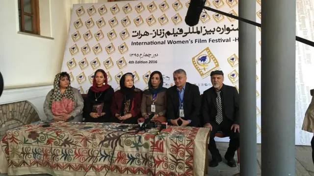 تصویری از کنفرانس خبری برگزار کنندگان جشنواره بین فیلم - هرات