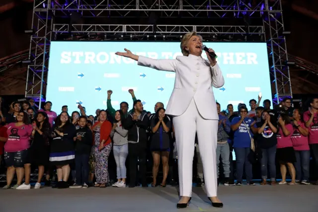Bà Clinton diễn thuyết trước các thành viên đảng Dân chủ theo sau cuộc tranh luận với ứng viên Cộng hòa Donald Trump.