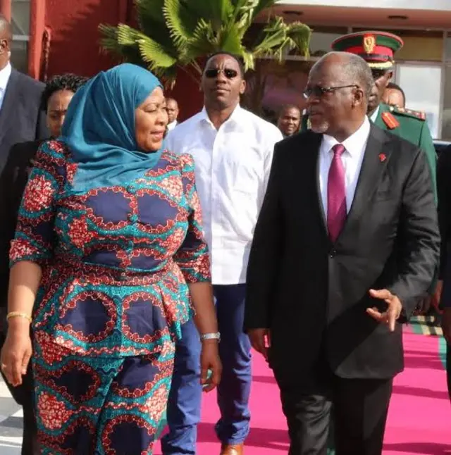 Rais Magufuli akisindikizwa na Makamu wa Rais Mhe. Samia Suluhu Hassan katika Uwanja wa ndege.