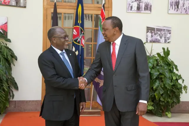 Rais John Pombe Magufuli na mwenzake wa Kenya Uhuru Kenyatta baada ya kiongozi huyo wa Tanzania kuwasili nchini Kenyai