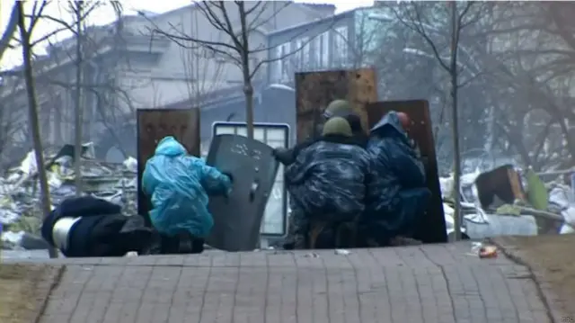 Протестувальники ховаються за щитами від пострілів