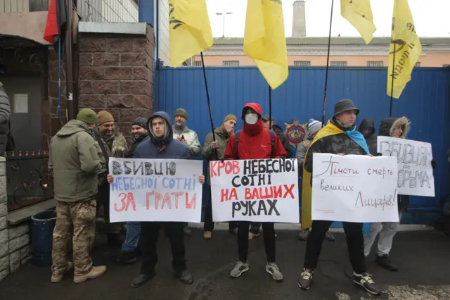 Активісти заблокували виїзд з Лук'янівського СІЗО, через що екс-беркутівців так і не доправили до зали суду в п'ятницю