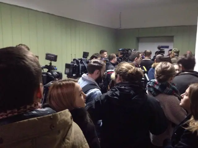 Черга журналістів перед залою судових засідань