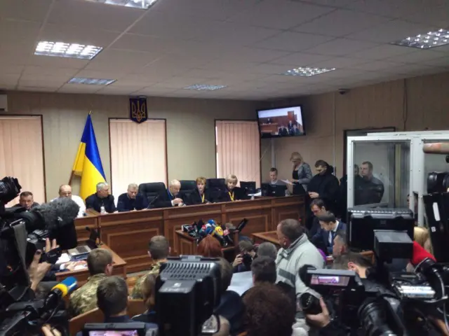 Зала суду вщент заповнена