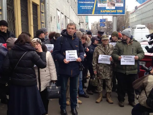 Перед входом до суду - родичі та близькі загиблих на Майдані